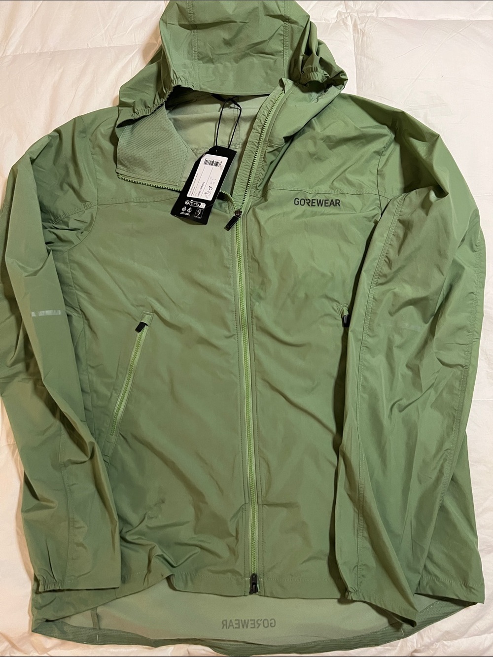 Gorewear Men's Lightweight Hooded Windbreaker — Green/ Fernflow - Picture 4 of 5